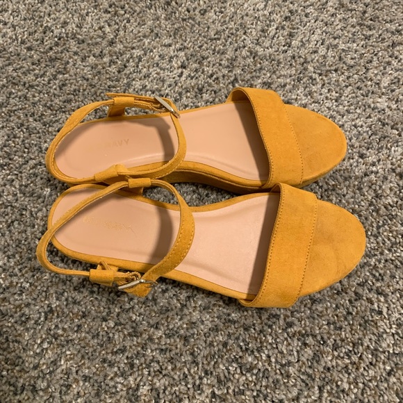 Old Navy platform sandals - Picture 2 of 3